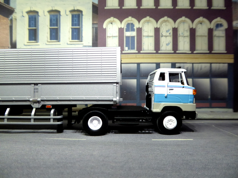 Illustration for article titled Hot Sixty 4th: Truckin' Thursday with Tomica Trailer